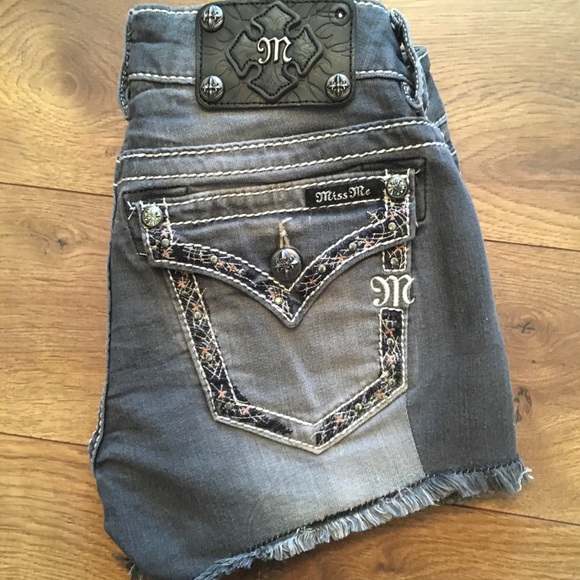 MISS ME DAISEY SHORTS - Picture 2 of 12